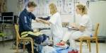 Illistrasjonsbilde: bioingeniørstudenter prøver en protese på en pasient