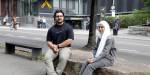 Shayan Harati-Shahriari  og Nada Youssef Alali sitt på ein benk i Pilestredet, foran ein av OsloMets bygningar.