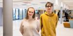 levene Maren og Erik står ved siden av hverandre i foajeen til Ski videregående skole og smiler til kamera.