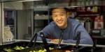 Wei Hai Deng står i kantina foran salatbaren og smiler mot kameraet.