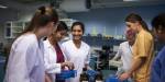Smilende bioingeniørstudenter i studiesituasjon