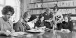 Undervising ved barnevernsakademiet i 1963 - unge kvinner sit rundt eit bord og les