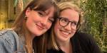 OsloMet-studentene Sara og Dina lener hodene mot hverandre og smiler. Sara ser mot kamera og Dina ser mot høyre.