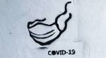 Veggmaleri av en maske og ordet "Covid-19". Foto: Adam Nieścioruk /Unsplash