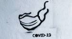 Veggmaleri av en maske og ordet "Covid-19". Foto: Adam Nieścioruk /Unsplash