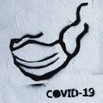Veggmaleri av en maske og ordet "Covid-19". Foto: Adam Nieścioruk /Unsplash