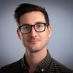 Portrettbilde av forsker Anders Eika som ser i kamera og smiler.