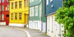 utsnitt av ei gate med fargerike bustader