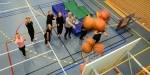En gjeng kaster basketballer samtidig i basketnettet.