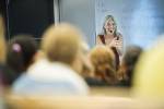 Mona Elisabeth står forklarer "atferdsendringer" smilende foran en klasse.