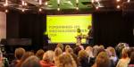 Prisvinnar Parisa Gazerani saman med Tanja Storsul og Carl Christian Thodesen på podiet under Forskings- og innovasjonsdagen 2024, framfor publikum.