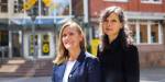 Amy Kristin Østertun Geirdal og Dagny Adriaenssen Johannessen står foran OsloMets lokaler i Stensberggata 26.