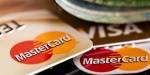 Nærbilde av flere kredittkort med MasterCard og VISA-logoer