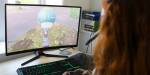 Jente med ryggen til spiller Fortnite