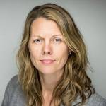 Portrettbilde av forsker Gro Sandkjær Hanssen som ser i kamera og smiler.
