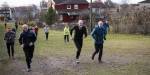 Geir Hammer i midten løper opp en bakke sammen med andre fra treningsgruppa.